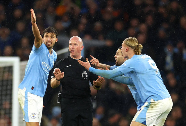 Riben Dias dan beberapa pemain Manchester City protes ke wasit Simon Hooper saat lawan Tottenham Hotspur dalam laga pekan ke-14 Liga Inggris 2023/24 di Stadion Etihad pada 3 Desember 2023. Foto: REUTERS/Carl Recine