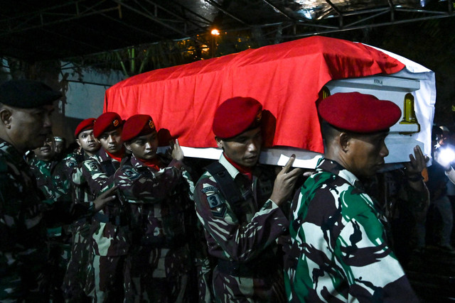 Prajurit Komando Pasukan Khusus (Kopassus) memanggul peti jenazah mantan Kepala Badan Nasional Penanggulangan Bencana (BNPB) Letnan Jenderal (Purn) Doni Monardo di rumah duka di Bukit Golf, Serpong Utara, Tangerang Selatan, Banten, Minggu (3/12). Foto: Sulthony Hasanuddin/Antara Foto