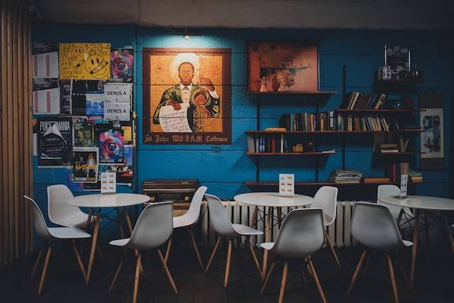 Ilustrasi rekomendasi book cafe di Bandung, sumber foto: unsplash.com/Darya Tryfanava