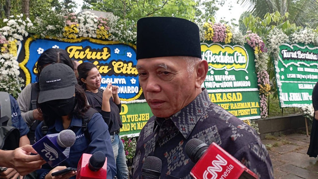 Politisi PAN, Hatta Rajasa usai melayat ke rumah duka eks Kepala BNPB Doni Monardo di BSD Serpong, Tangsel, Senin (4/12/2023). Foto: Fadlan/kumparan