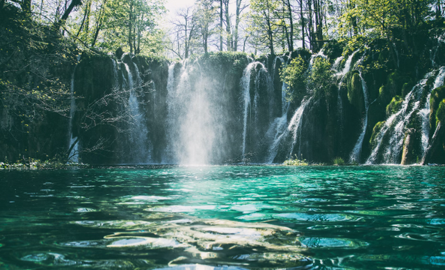 Ilustrasi Grojogan Watu Purbo. Sumber: Unsplash/Jonatan Pie