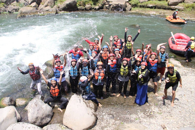 Mahasiswa magang MBKm internal UMY di KPPU ( Komisi Pengawas Persaingan Usaha) terjun langsung ke kegiatan outbond rafting di sungai elo Magelang. Sumber gambar : dokumentasi pribadi 
