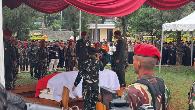 Prosesi pemakaman Mantan Kepala BNPB Letjen TNI (Purn) Doni Monardo di TMP Kalibata, Senin (4/12/2023). Foto: Annisa Thahira Madina/kumparan