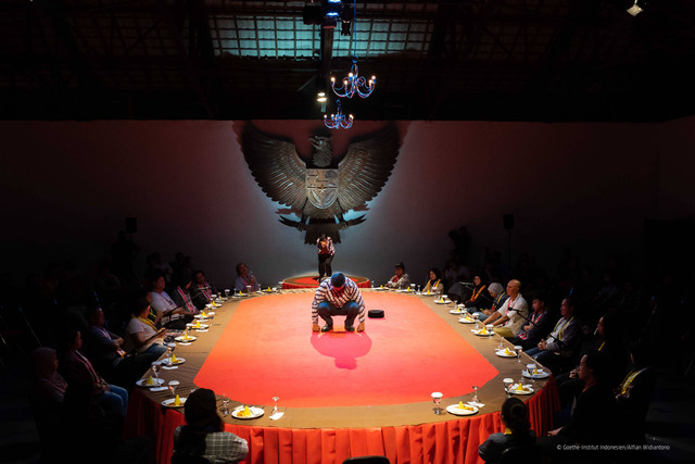 Pementasan Laporan kepada Akademi oleh Kalanari Theatre Movement yang berlangsung di Pendopo Ajiyasa, Yogyakarta, pada Sabtu (2/12/2023) malam. (Foto: © Goethe-Institut Indonesien/Alfian Widiantono)