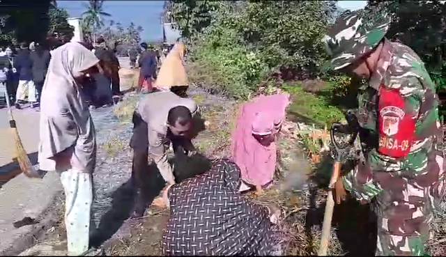 Foto kerja bakti TNI-POLRI bersama masyarakat dalam rangka karya bakti TNI Kodim 1307 Poso