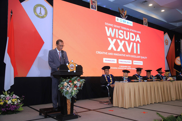 Gelar Wisuda ke-XXVII Stikosa-AWS Tegaskan Pentingnya Pendidikan dalam Pembangunan Bangsa