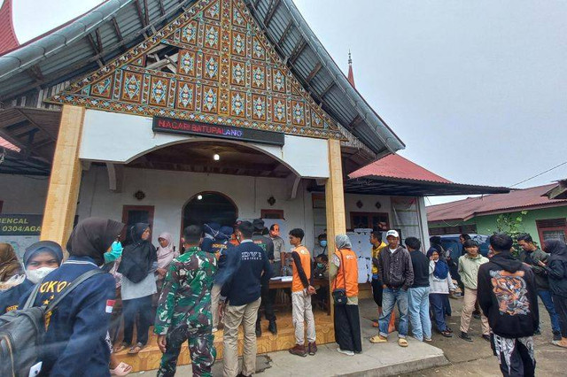 Kantor Nagari Batu Palano di Kecamatan Sungai Pua, Kabupaten Agam, Provinsi Sumatera Barat, pada Senin (4/12/2023) dijadikan posko darurat penyelamatan pendaki Gunung Marapi. Foto: Altas Maulana/Antara