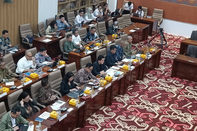 Menteri BUMN Erick Thohir rapat kerja dengan Komisi VI DPR RI, Senin (4/12/2023).
Foto: Akbar Maulana/kumparan