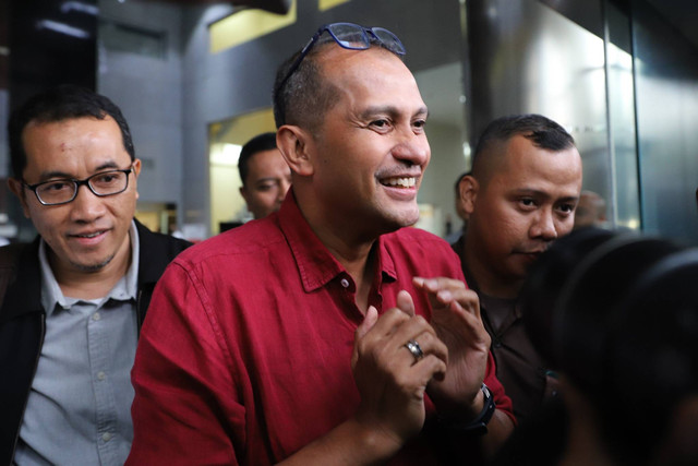 Wamenkumham Eddy Hiariej berjalan keluar usai menjalani pemeriksaan di Gedung Merah Putih KPK, Jakarta, Senin (4/12/2023).
 Foto: Iqbal Firdaus/kumparan