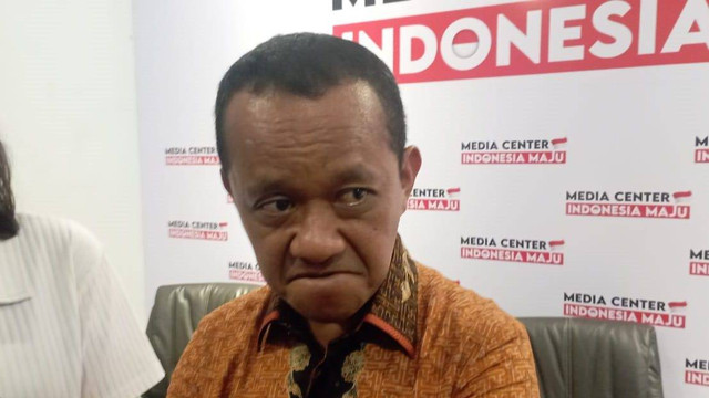 Menteri Investasi/Kepala BKPM Bahlil Lahadalia dalam konferensi pers peluncuran Media Center Indonesia Maju di Diponegoro 15A, Menteng, Jakarta Pusat, Senin (4/12/2023). Foto: Fadlan/kumparan