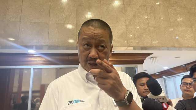 Direktur Utama Garuda Indonesia Irfan Setiaputra saat ditemui usai RDP dengan Komisi VI DPR RI di Kompleks Parlemen Senayan pada Senin (4/12/2023). Foto: Widya Islamiati/kumparan