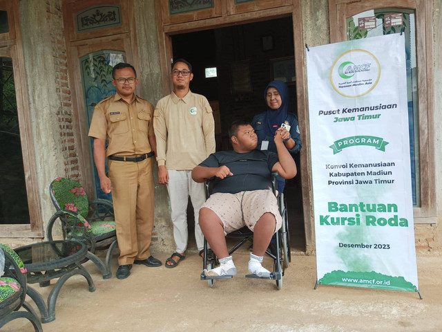 Edo Hengky, ditemani TKSK Kecamatan Kare dan aparatur Pemerintah Desa Kare saat menerima kursi roda dari Donatur AMCF. Sumber: Dokumentasi AMCF Jawa Timur