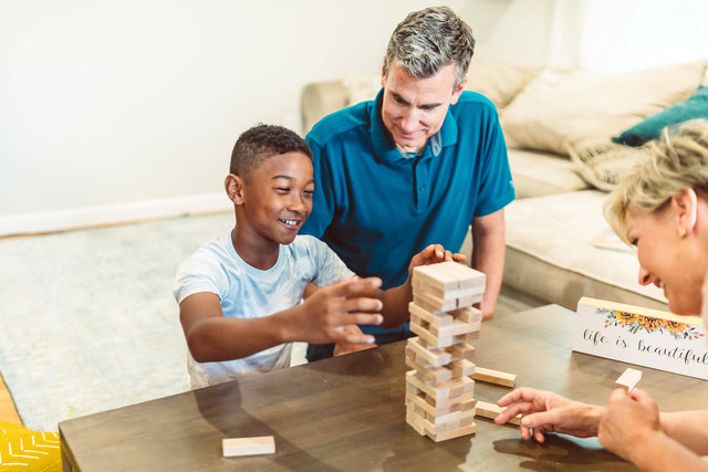 Ilustrasi orang tua bermain mainan jenga. Foto: RDNE Stock project/pexels.com