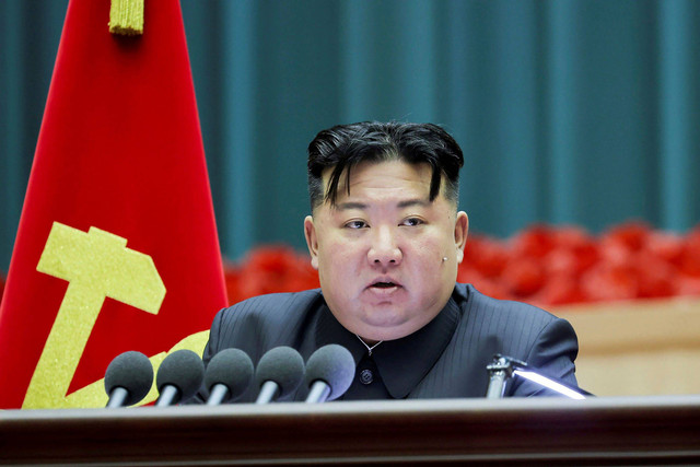 Pemimpin Korea Utara Kim Jong-un saat menyampaikan pidato dalam Pertemuan Ibu Nasional di Pyongyang, Korea Utara. Foto: KCNA/via AP PHOTO