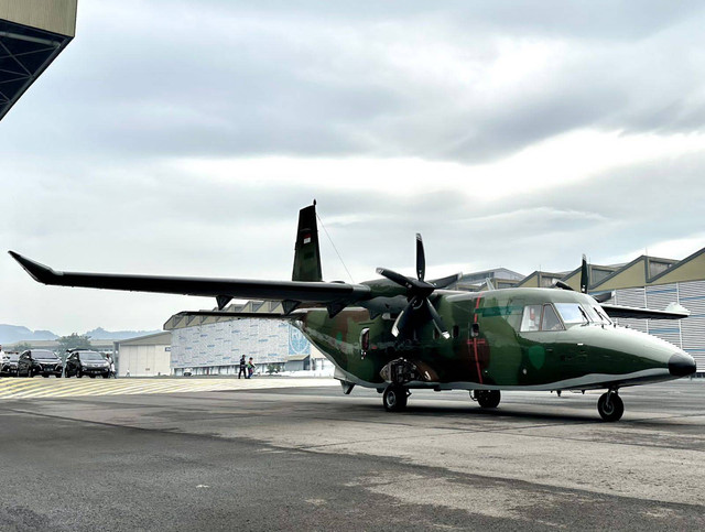 Pesawat NC212i buatan PT DI yang dipesan Kemhan, diterbangkan untuk diserahkan ke Skadron 4 TNI AU di Malang. Foto: Dok. PT DI