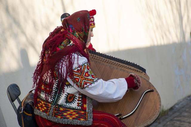 Ilustrasi cara memainkan alat musik doli-doli. Sumber foto: Pixabay.com
