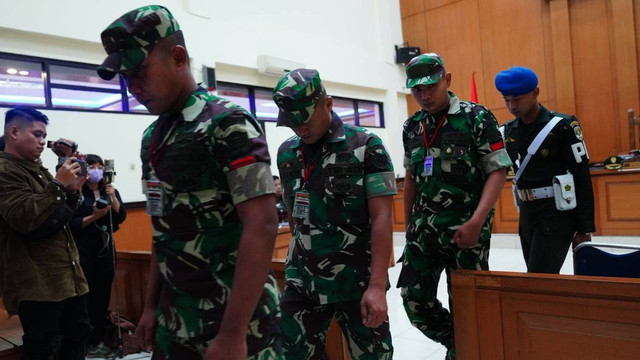 Pembacaan Pledoi kasus pembunuhan berencana yang dilakukan oleh para terdakwa Praka RM,  Praka HS dan Praka J terhadap Imam Masykur digelar secara terbuka untuk umum bertempat di  Ruang Sidang Garuda, Pengadilan Militer II-08 Jakarta. Foto: Puspen TNI