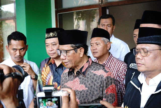 Cawapres Mahfud MD dan Sahabat Ganjar di Pondok Pesantren Nurul Jadid yang berlokasi di Jalan Kiai Haji Mun'im, Dusun Tj. Lor, Karanganyar, Kecamatan Paiton, Kabupaten Probolinggo, Jawa Timur. Foto: Dok. Istimewa
