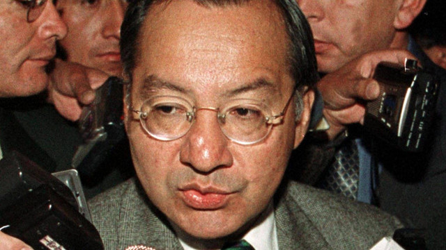 Duta Besar AS untuk Bolivia, Manuel Rocha, berbicara kepada wartawan di La Paz pada 11 Juli 2001. Foto: Gonzalo Espinoza/AFP