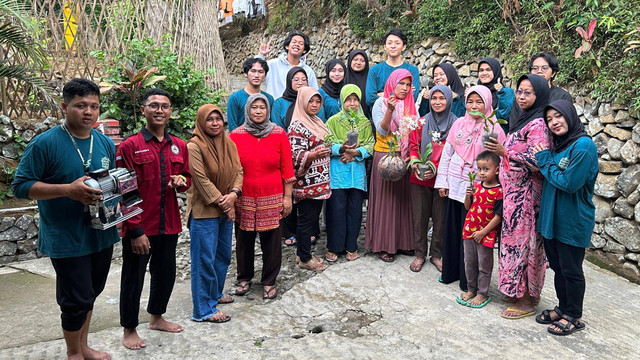 Foto bersama setelah kegiatan pelatihan media tanam anggrek selesai dilaksanakan, Sumber: dokumentasi pribadi 