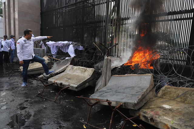 Aksi kepala desa dari berbagai daerah melakukan aksi unjuk rasa di depan gedung DPR RI, Selasa (5/12/2023). Foto: Iqbal Firdaus/kumparan