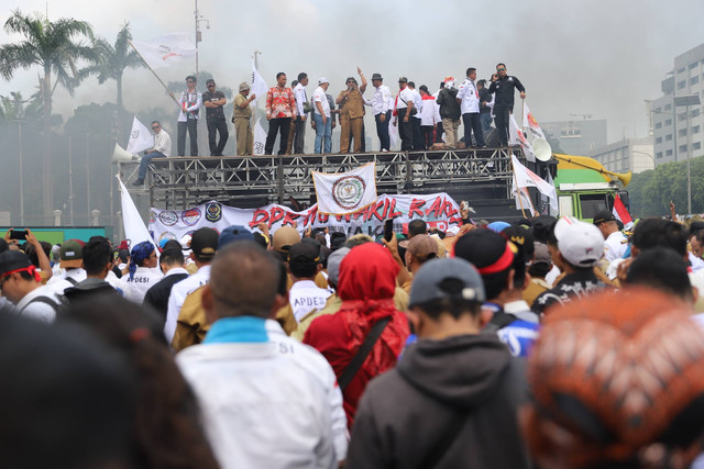 Aksi kepala desa dari berbagai daerah melakukan aksi unjuk rasa di depan gedung DPR RI, Selasa (5/12/2023). Foto: Iqbal Firdaus/kumparan