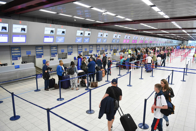 Ilustrasi Cara Check-In Online Pelita Air. Unsplash/Phil Mosley.