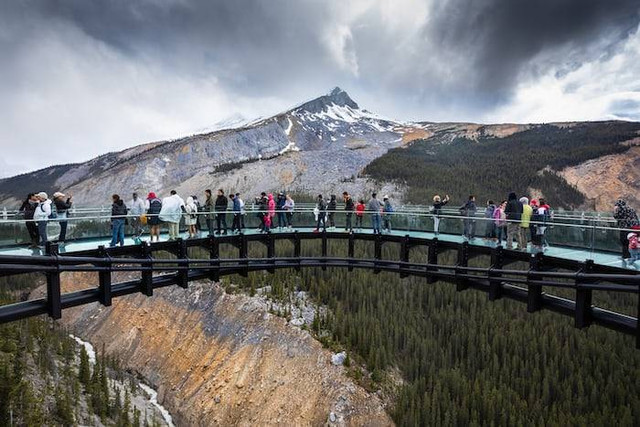 Ilustrasi Glass Bridge Bali. Sumber: unsplash.com/ Andy Holmes