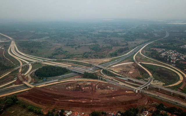 Foto udara proyek simpang susun Jalan Tol Jakarta-Cikampek II Selatan di Sadang, Kabupaten Purwakarta, Jawa Barat, Minggu (3/12/2023). Foto: Raisan Al Farisi/Antara Foto