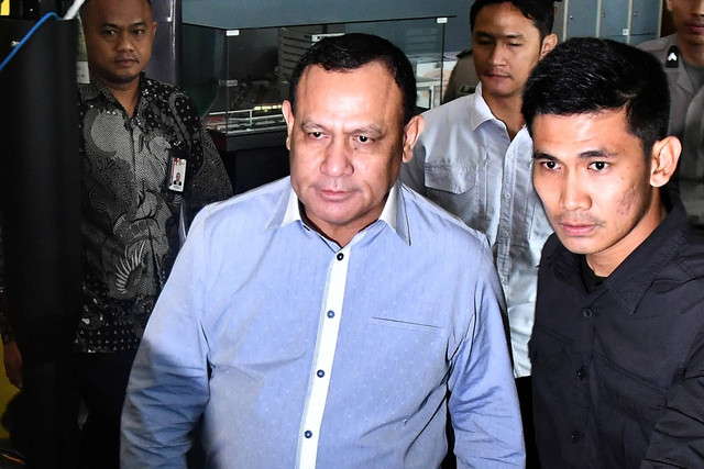 Ketua nonaktif Komisi Pemberantasan Korupsi (KPK) Firli Bahuri berjalan usai menjalani pemeriksaan oleh Dewan Pengawas KPK di gedung ACLC KPK, Jakarta, Selasa (5/12/2023).  Foto: Fakhri Hermansyah/ANTARA FOTO