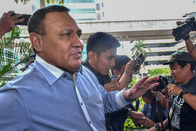 Ketua nonaktif Komisi Pemberantasan Korupsi (KPK) Firli Bahuri berjalan usai menjalani pemeriksaan oleh Dewan Pengawas KPK di gedung ACLC KPK, Jakarta, Selasa (5/12/2023). Foto: Fakhri Hermansyah/ANTARA FOTO