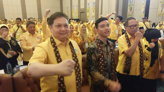 Cawapres nomor urut 2 Gibran Rakabuming Raka bersama Ketum Partai Golkar Airlangga Hartarto menghadiri Rakorda DPD Golkar Jateng. Foto: kumparan