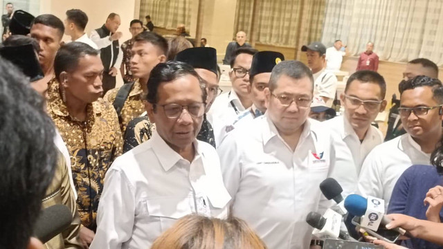 Cawapres Mahfud MD bersilaturahmi dengan pimpinan pondok pesantren dan madrasah serta Dewan Kemakmuran Masjid (DKM) se-Jabodetabek di Inews Tower, Gondangdia,  Selasa (5/12/2023). Foto: Annisa Thahira Madina/kumparan