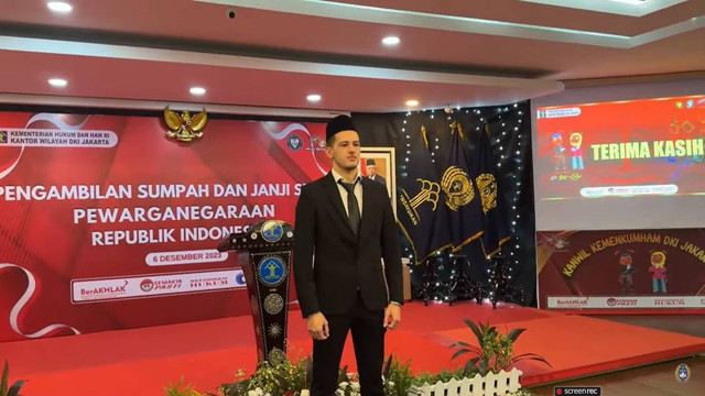 Justin Hubner saat momen pengambilan sumpah menjadi Warga Negara Indonesia (WNI) di Kantor Wilayah Kemenkumham DKI Jakarta, Cawang, Jakarta, pada Rabu (6/12/2023). Foto: PSSI