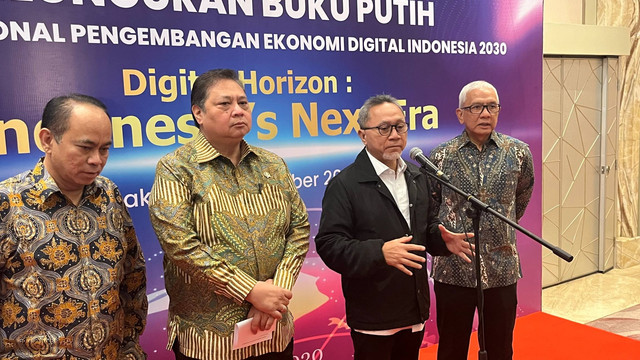 Menko Perekonomian Airlangga Hartarto dan Mendag Zulkifli Hasan saat meluncurkan buku putih Strategi Nasional Pengembangan Ekonomi Digital Indonesia 2030 di Jakarta, Rabu (6/12/2023) Foto: Widya Islamiati/kumparan