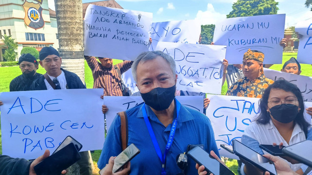 Masyarakat Yogyakarta yang tergabung dalam Aliansi Masyarakat Yogya Istimewa melaporkan caleg PSI Ade Armando ke Polda DIY, Rabu (6/12/2023). Foto: Arfiansyah Panji Purnandaru/kumparan