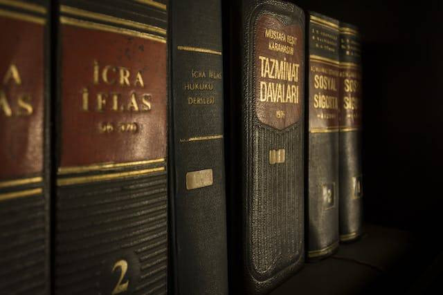 Jelaskan yang dimaksud regulasi. Sumber: pexels.com