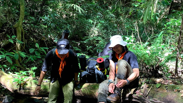 Dua pemuda sedang memeriksa kondisi kaki untuk menjaga kesehatan sebagai modal untuk menjada diri saat berkegiatan di alam terbuka. Sumber: Dokumen Pribadi