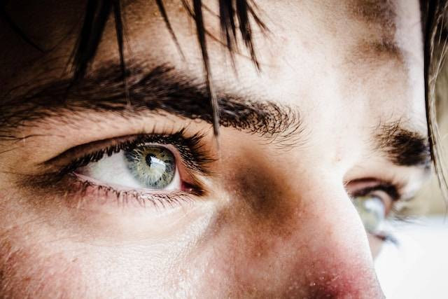 Ilustrasi arti tatapan mata pria. Foto: Quinten de Graaf/Unsplash