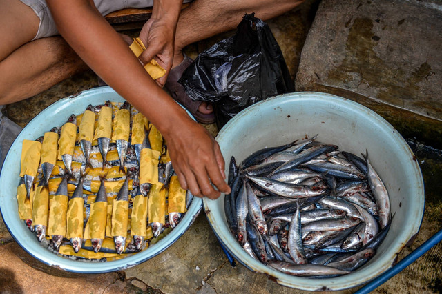 Warga membersihkan ikan untuk di pindang di Sentra Produksi Pindang Ikan di Desa Lengkong, Kecamatan Bojongsoang, Kabupaten Bandung, Jawa Barat, Rabu (6/12/2023). Foto: Raisan Al Farisi/ANTARA FOTO