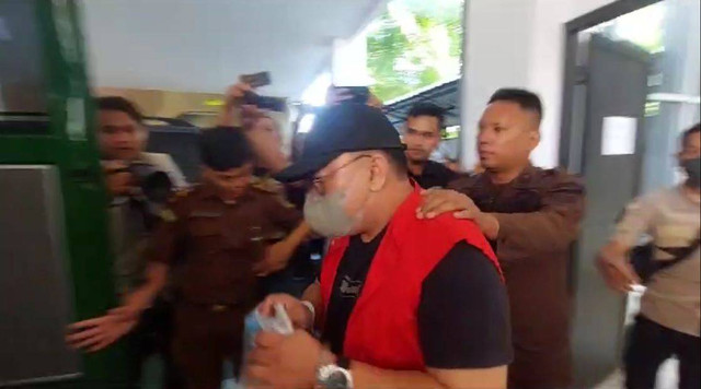 HS saat ditahan oleh Kejari Pontianak. Foto: Dok Hi!Pontianak