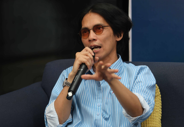 Sutradara Angga Dimas Sasongko saat konferensi pers jelang syuting film Heartbreak Motel dikawasan Cilandak, Jakarta, Rabu, (6/12/2023). Foto: Agus Apriyanto