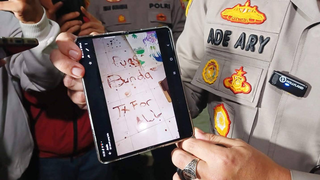Tulisan yang ditemukan kepolisian di dalam rumah pelaku percobaan bunuh diri di Jagakarsa, Rabu (6/12/2023). Foto: Fadhil Pramudya/kumparan