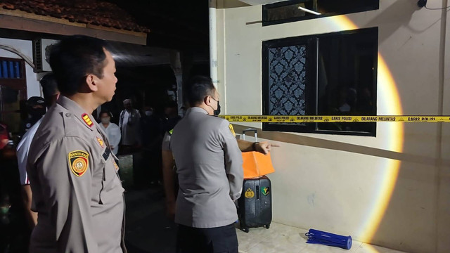 Polisi melakukan proses olah TKP pembunuhan 4 anak di Jagakarsa, Jakarta Selatan, Rabu (6/12/2023). Foto: Fadhil Pramudya/kumparan