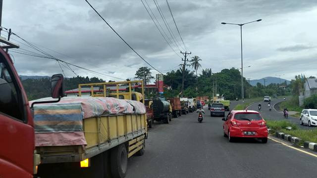 Antrean panjang truk mengisi solar di SPBU yang ada di Kota Manado. (foto: dokumen)