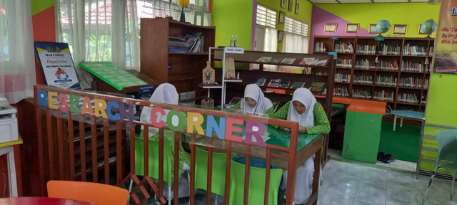 Area reseach corner menyediakan informasi dari fasilitas internet perpustakaan (dok.kzn)