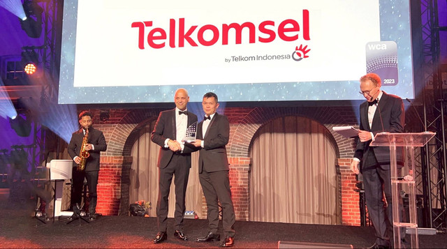Telkomsel melalui INDICO Mendapatkan Penghargaan Global dari World Communication Awards 2023 sebagai Best Digital Transformation Programme di Amsterdam, Belanda, pada 22 November 2023. Foto: Telkomsel