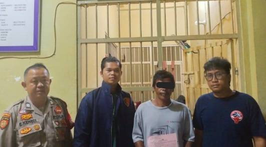Tersangka Gusnardi yang mengaku sebagai dukun saat diamankan polisi. (ist)