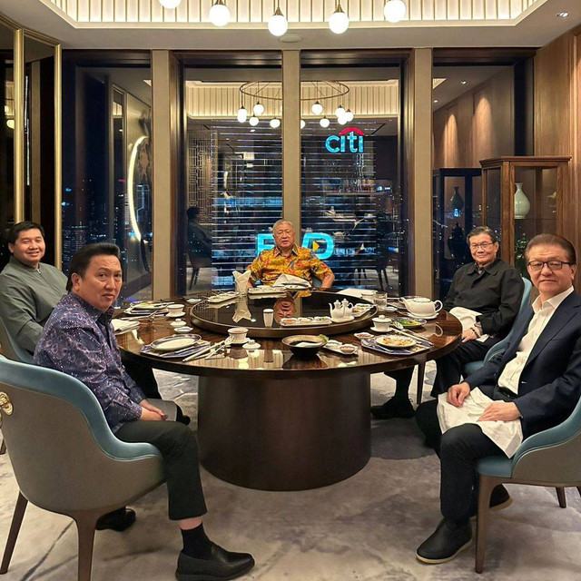 Sejumlah orang terkaya Indonesia duduk dalam satu meja. Mereka berdiskusi dengan Politisi PDI Perjuangan, Maruarar Sirait berdiskusi tentang Ibu Kota Negara (IKN) Nusantara. dok. instagram @maruararsirait.