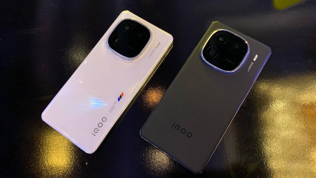 iQoo 12, HP Snapdragon 8 Gen 3 pertama di Indonesia. Foto: Habib Allbi Ferdian/kumparan